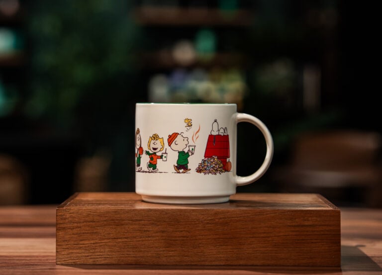 Taza de cerámica con personajes de Peanuts de la colección Starbucks